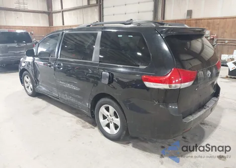 2013 Toyota Sienna Le V6 8 Passenger z USA, uszkodzony, nr VIN 5TDKK3DC7DS352293